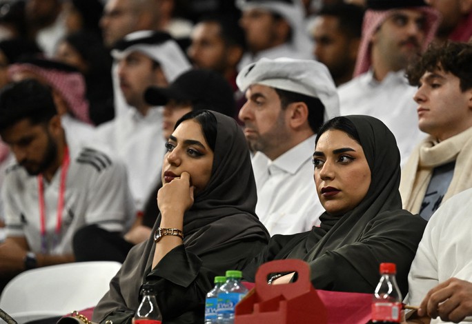 Biểu cảm buồn bã của các nữ cổ động viên Qatar.