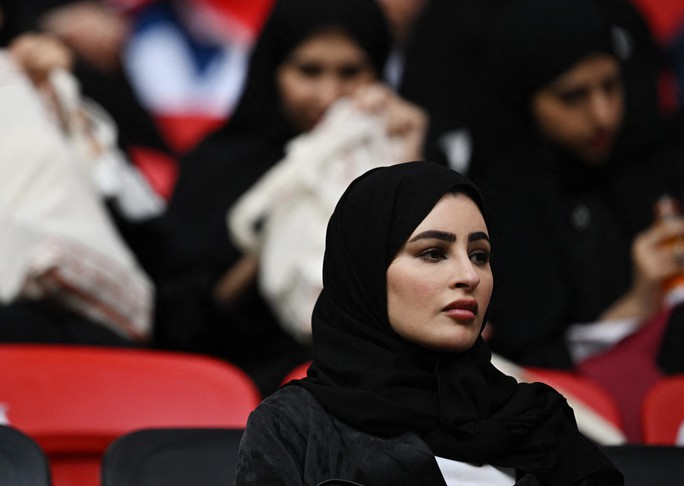 Cận cảnh một nhan sắc đầy sức hút trên khán đài sân Al Bayt.