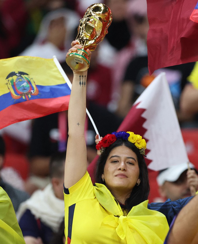 Vẻ tự tin của cổ động viên nữ Ecuador ở trận khai mạc.