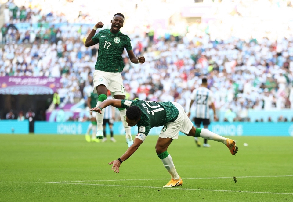 Ngay sau bàn thắng giúp Saudi Arabia dẫn 2-1, cầu thủ 30 tuổi có pha ăn mừng đặc biệt khi thực hiện cú lộn nhào, tạo sự phấn khích cho hàng chục nghìn cổ động viên trên sân Lusail. Bàn thắng của Al Dawsari cũng khiến Argentina lần đầu thủng lưới nhiều hơn một bàn sau 24 trận.