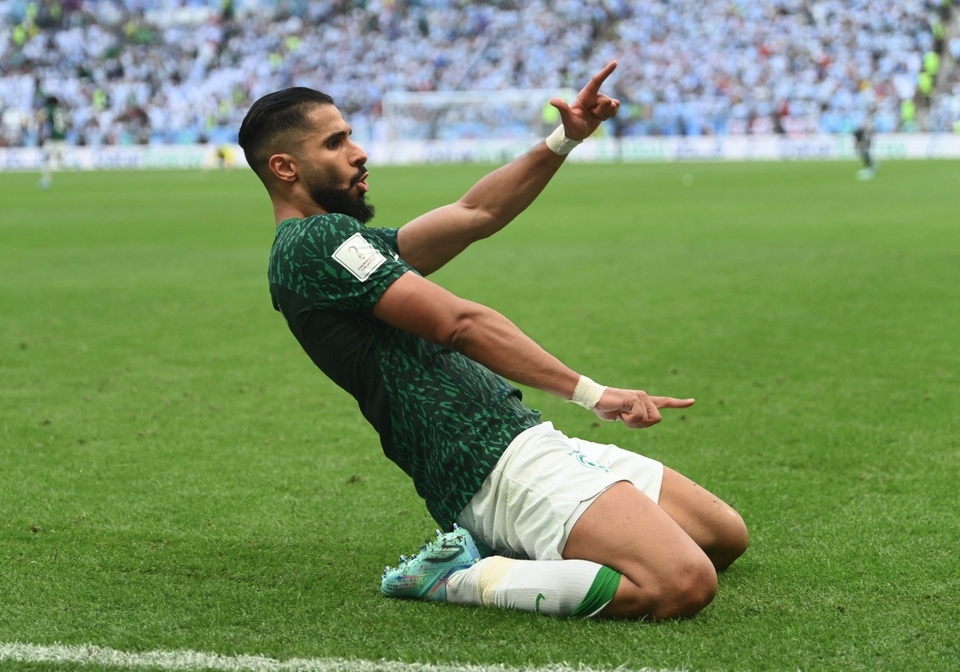 Trước đó, Al Shehri đã gỡ hòa cho Saudi Arabia ở phút 48 và cũng có màn ăn mừng đặc biệt. Tiền đạo 29 tuổi này lập công sau khi đột phá dũng mãnh, vượt qua Romero trước khi tung cú sút đập đất, hạ gục nốt thủ môn Martinez.