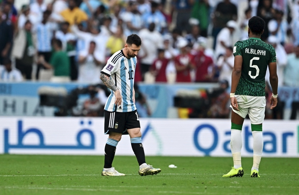 Vẻ thất vọng của Messi khi bất lực trước hàng thủ chắc chắn của Saudi Arabia cũng như phong độ xuất sắc của thủ môn Al Owais. Siêu sao Argentina đã giúp đội nhà mở tỷ số ở phút thứ 10, nhưng từng đó là chưa đủ để có khởi đầu thuận lợi tại World Cup 2022.