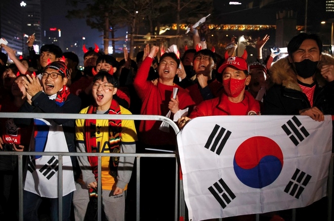 Người dân Hàn Quốc phải đợi đến 22h (giờ địa phương) mới được xem các cầu thủ thi đấu. Yonhap cho biết hơn 10.000 người đã lấp đầy 5 khu vực khi trận đấu còn một tiếng nữa mới diễn ra. Hầu hết người đến cổ vũ là thanh niên, ở độ tuổi từ 20 đến 30.
