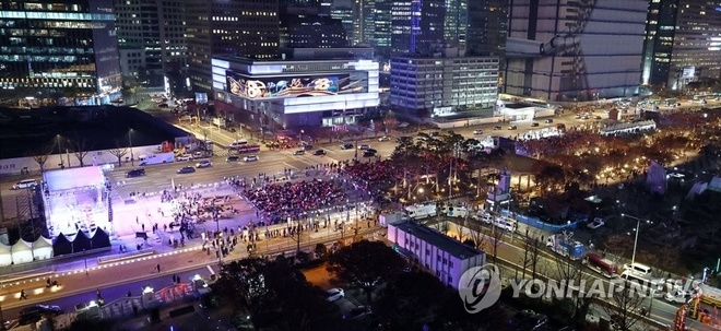 Khi lượng người đến quá đông, cảnh sát đã phải dỡ bỏ hàng rào phía sau khu vực 5 và chuẩn bị thêm ghế ngồi cho người hâm mộ.