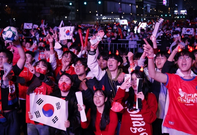 Nhiều bạn trẻ mặc đồng phục tuyển Hàn Quốc, mang băng rôn, khẩu hiệu để cổ vũ đội nhà.