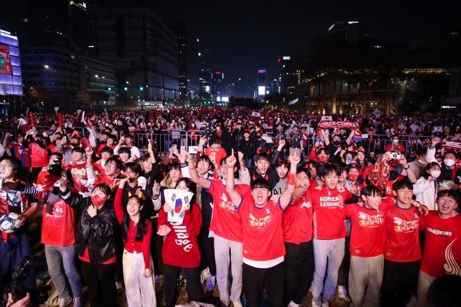 Người hâm mộ Hàn Quốc mong chờ đội nhà giành chiến thắng trước Uruguay, giống như cách tuyển Nhật Bản và Saudi Arabia đã gây bất ngờ cho Đức và Argentina.