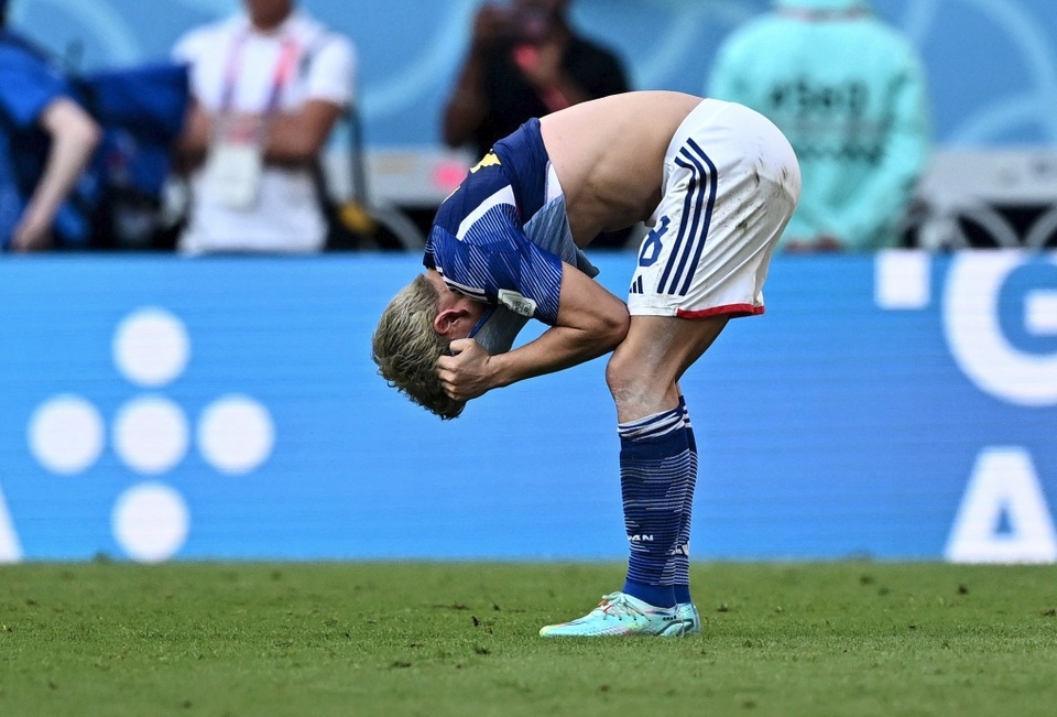 Ngay sau tiếng còi của trọng tài, Takuma Asano đã bật khóc. Tiền đạo thuộc biên chế Bochum thất vọng bởi Nhật Bản là đội chơi hay hơn trong phần lớn thời gian trận đấu. "Samurai xanh" cầm bóng 57%, dứt điểm 14 lần trong khi Costa Rica chỉ có 4 cơ hội.