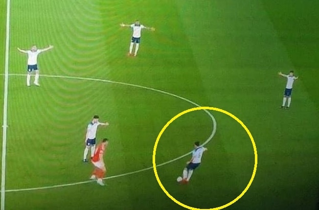 3 đồng đội xin bóng khi Maguire sắp bị áp sát.