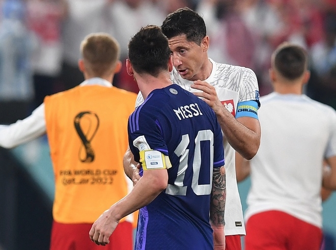 Messi có cuộc trò chuyện ngắn với Lewy.