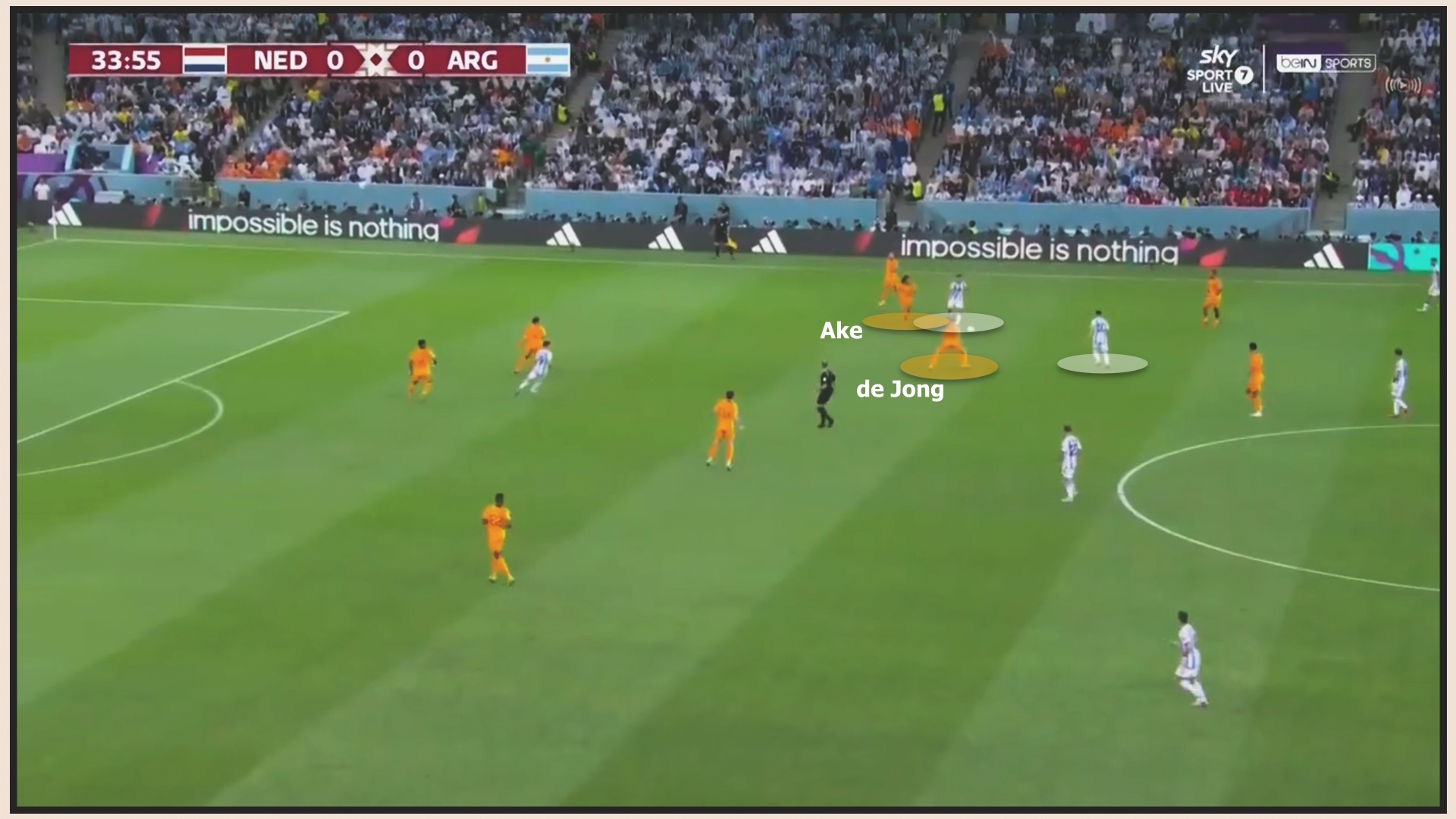 Messi dễ dàng vượt qua de Roon và tung ra cú dứt điểm.