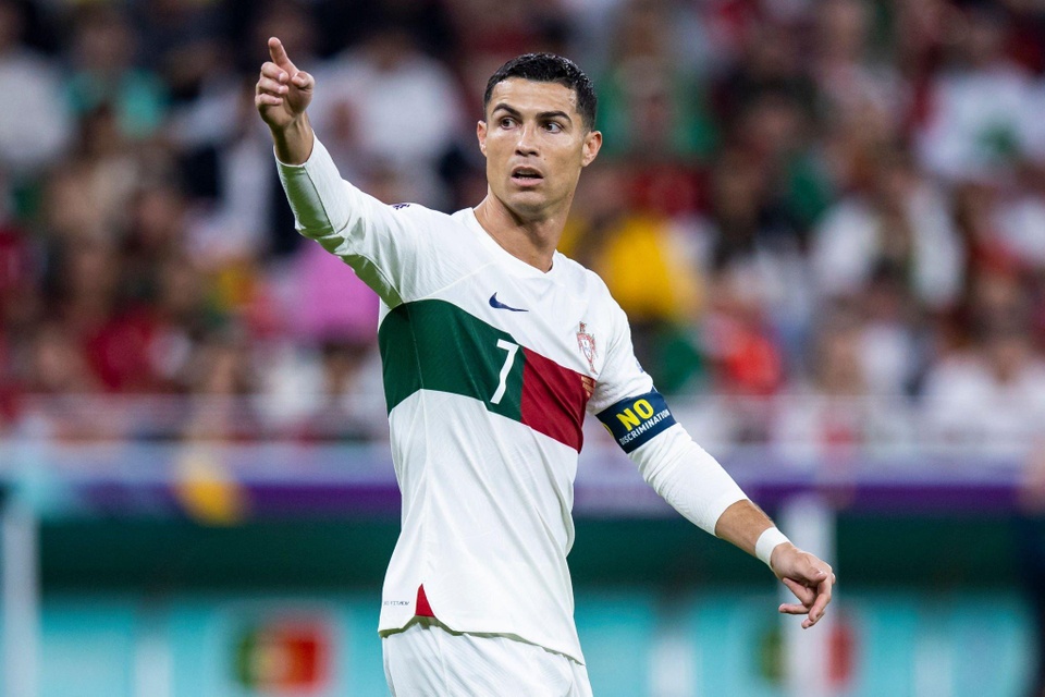 Ronaldo hiện là cầu thủ tự do trên thị trường chuyển nhượng. Theo Talk Sport, không nhiều CLB muốn có chữ ký của CR7 vì rào cản tiền lương. Al-Nassr ở Saudi Arabia là CLB hiếm hoi sẵn sàng "trải thảm đỏ" đón Ronaldo với mức đãi ngộ 100 triệu euro/năm, bao gồm tiền lương và thưởng.