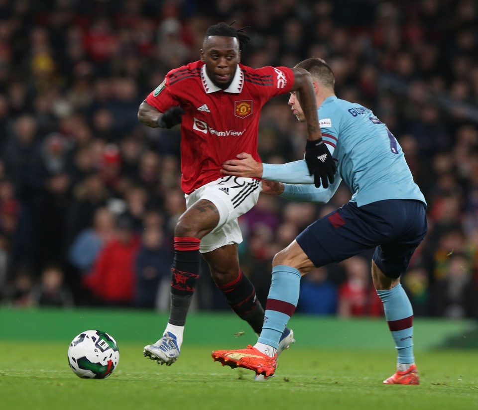 Aaron Wan-Bissaka không còn hy vọng bám trụ ở đội hình MU. HLV Ten Hag kiên nhẫn đào tạo hậu vệ Anh trong nửa năm qua, song kết quả không khả quan. "Quỷ đỏ" muốn đẩy Wan-Bissaka đi theo hợp đồng bán đứt hoặc cho mượn.