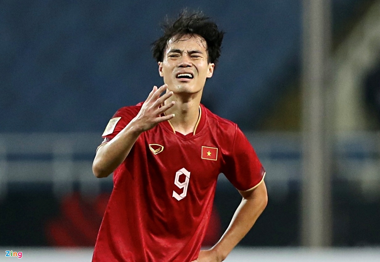 Văn Toàn khó hiểu khi bị trọng tài phạt thêm một thẻ vàng chỉ vì phạm lỗi bình thường. Ảnh: Bảo Ngọc.