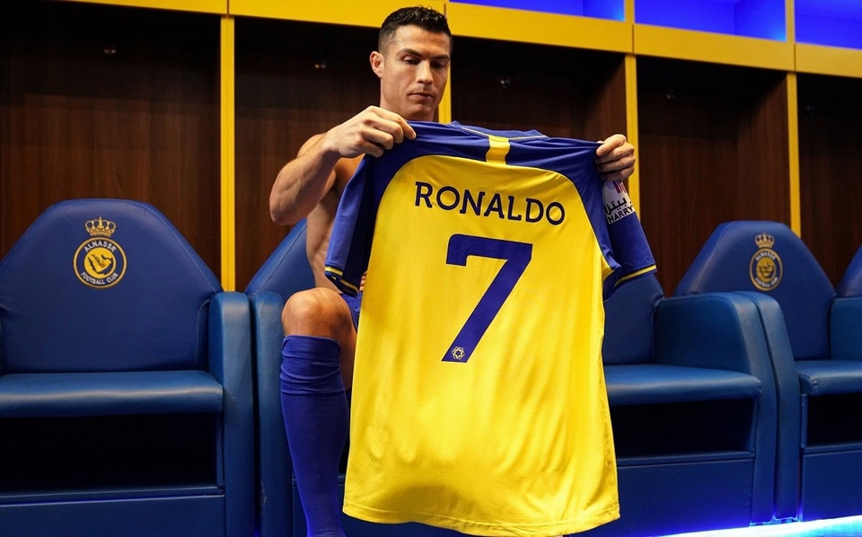Cristiano Ronaldo đầu quân Al Nassr với bản hợp đồng kéo dài 2,5 năm. Đội bóng Saudi Arabia nghiêm túc trong việc sở hữu CR7 trong đội hình và sẵn sàng trả mức đãi ngộ 65 triệu euro/mùa.