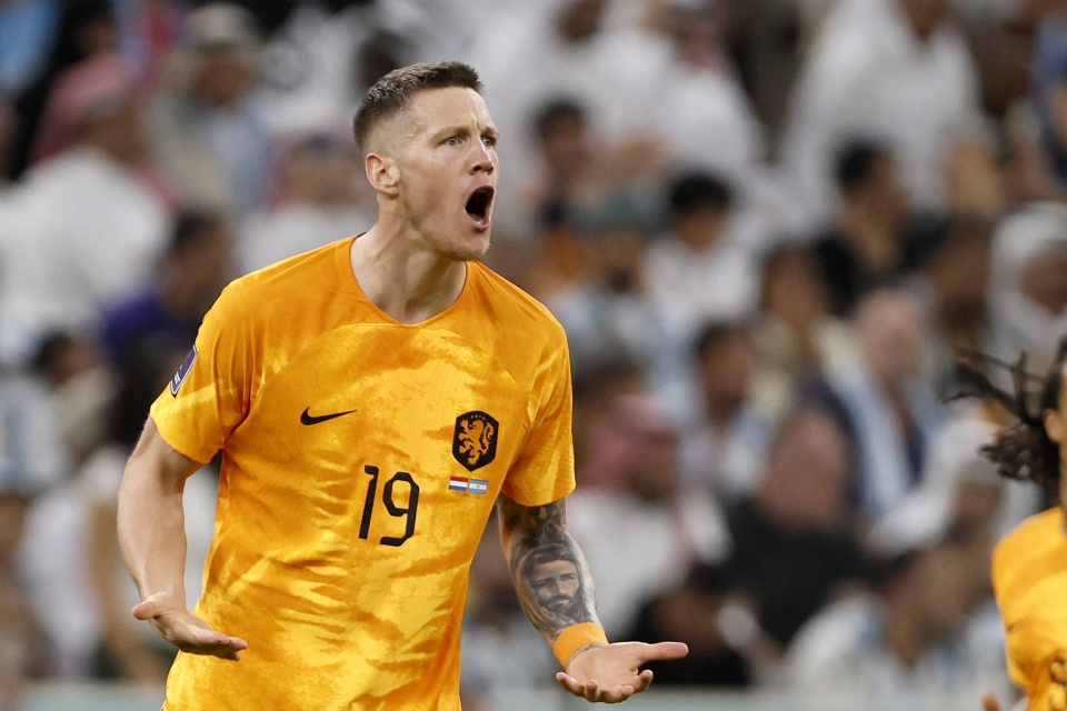 Sự rời đi của Ronaldo khiến MU phải tìm kiếm một phương án thay thế trên hàng công. Tiền đạo người Hà Lan, Wout Weghorst, được xem là sự lựa chọn hợp lý ở kỳ chuyển nhượng mùa đông.