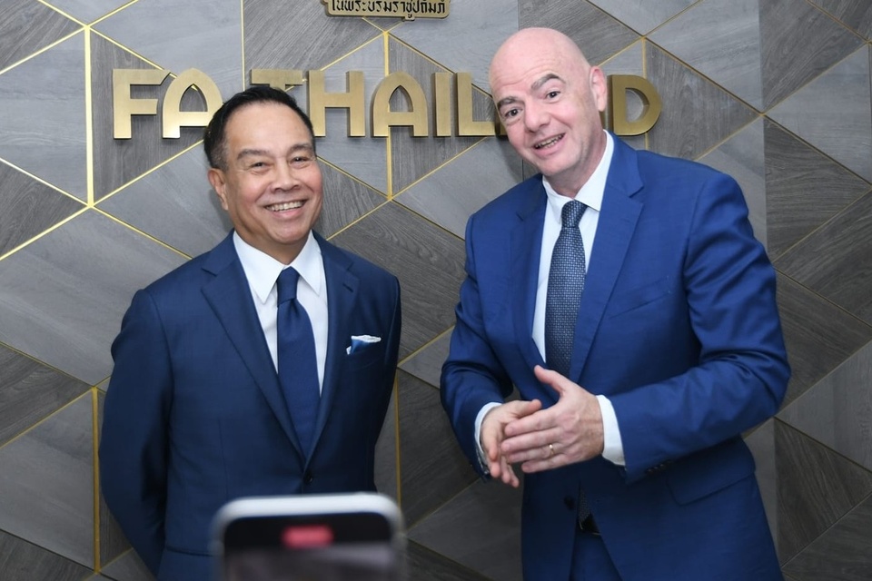 Chủ tịch FIFA Gianni Infantino (phải) sẽ trao Cúp vô địch AFF Cup 2022 tại đêm chung kết lượt về tối 16/1. Ảnh: FA Thailand.