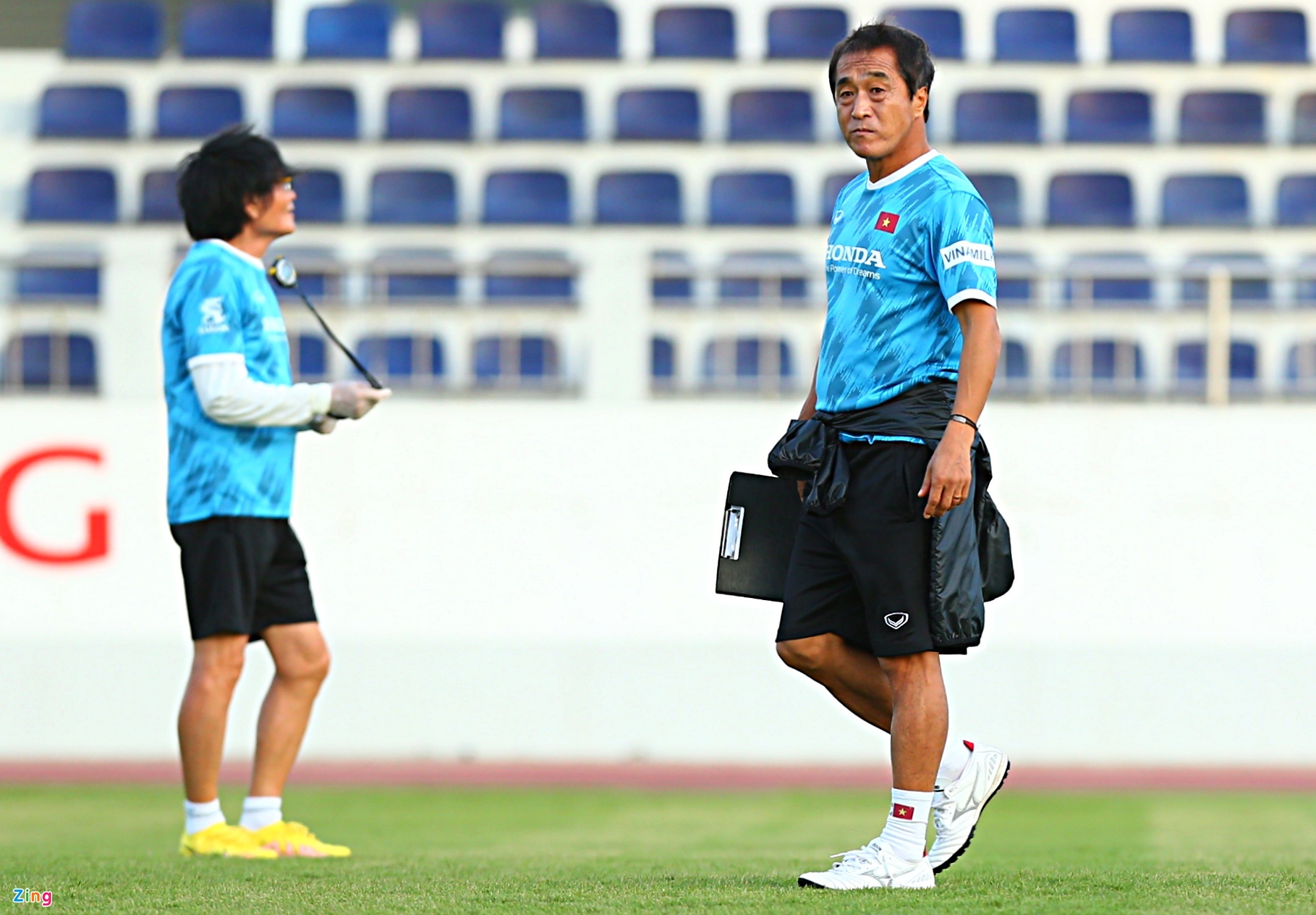 Trợ lý Lee Young-jin: "Đến lúc những người làm bóng đá Việt nam cần phải ngồi lại". Ảnh: Quang Thịnh.