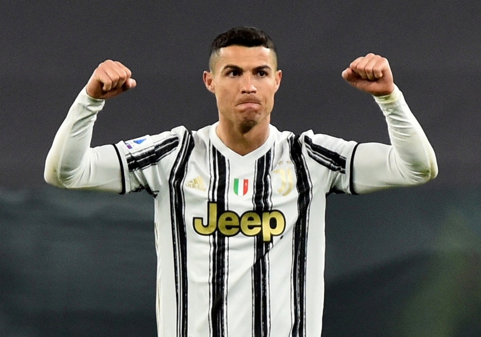 Cristiano Ronaldo là thương vụ làm nên tên tuổi của Mendes. Ông giúp CR7 đầu quân Juventus với mức phí 117 triệu euro vào mùa hè 2018. Trước đó, người đại diện Bồ Đào Nha này cũng đạo diễn để Ronaldo gia nhập Real Madrid với mức phí 94 triệu euro từ MU vào tháng 7/2009.