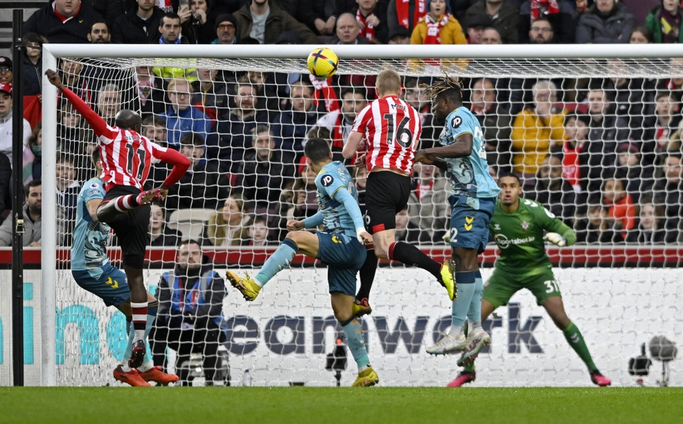 Ben Mee (Brentford): Pha ghi bàn mở tỷ số bằng đầu của Mee mở ra chiến thắng dễ dàng cho Brentford. Dù chơi ở vị trí trung vệ, cầu thủ người Anh đã ghi đến 3 bàn ở mùa giải 2022/23.