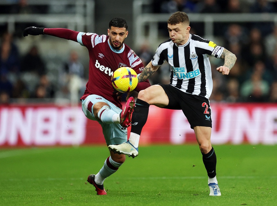 Said Benrahma (áo đỏ) luôn được biết đến là cầu thủ có những pha đi bóng khó chịu khi còn khoác áo Brentford tại Championship. Từ đầu mùa 2022/23, cầu thủ của West Ham có trung bình 2,5 lần qua người thành công mỗi trận, sánh ngang Mitoma.