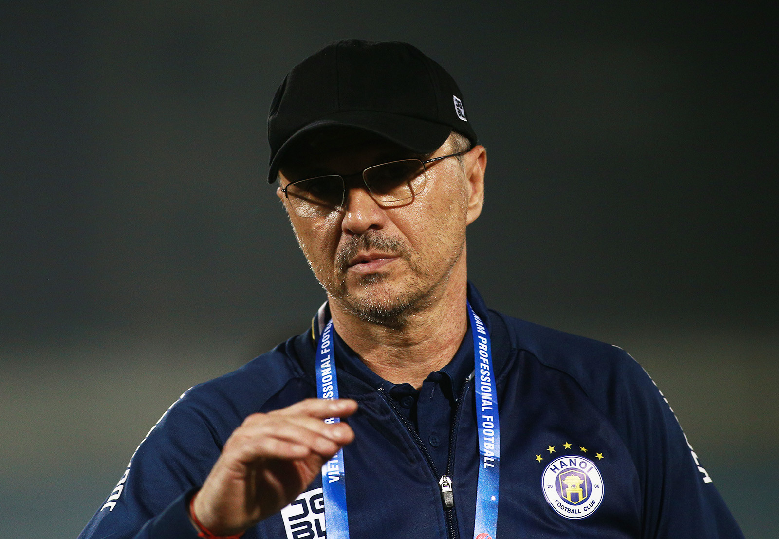 HLV CLB Hà Nội phản ứng với trọng tài.