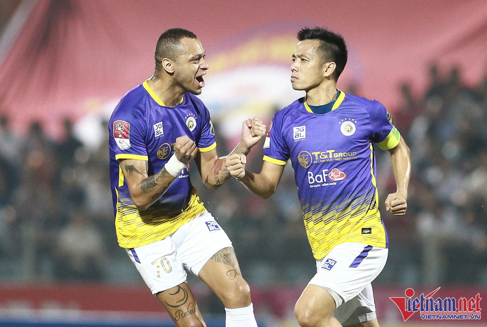 Văn Quyết tỏa sáng giúp Hà Nội thắng ngược Hà Tĩnh.