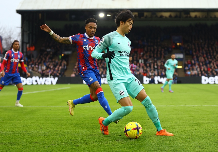 Kỹ năng rê bóng của Mitoma giúp anh trở thành chân chạy cánh hàng đầu Premier League hiện tại. Ảnh: Reuters.