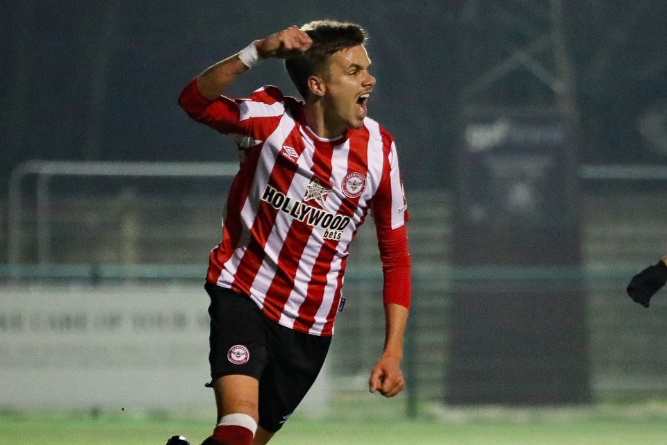 Romeo Beckham đánh đầu ghi bàn phút 90+3 giúp đội B Brentford vào bán kết Middlesex Senior Cup. Ảnh: Brentford.