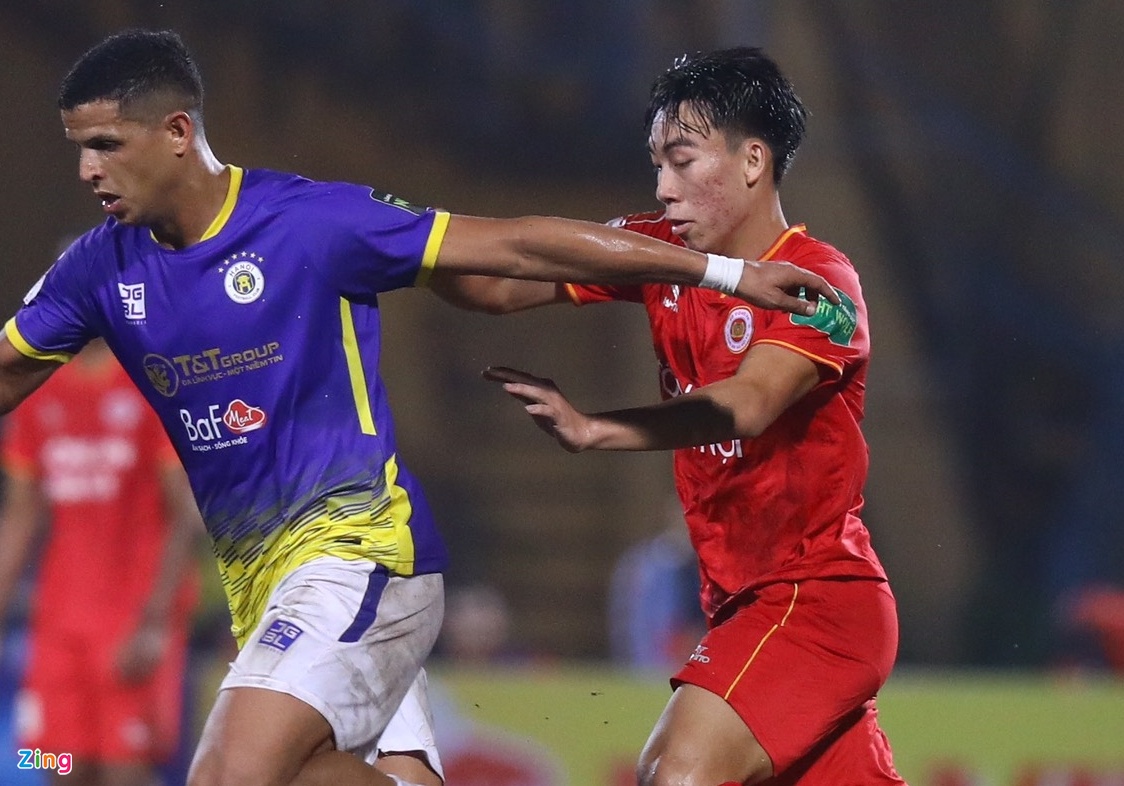 Văn Toản (áo đỏ) bị đề nghị xem xét kỷ luật vì triệt hạ Hoàng Đức. Ảnh: Minh Chiến.