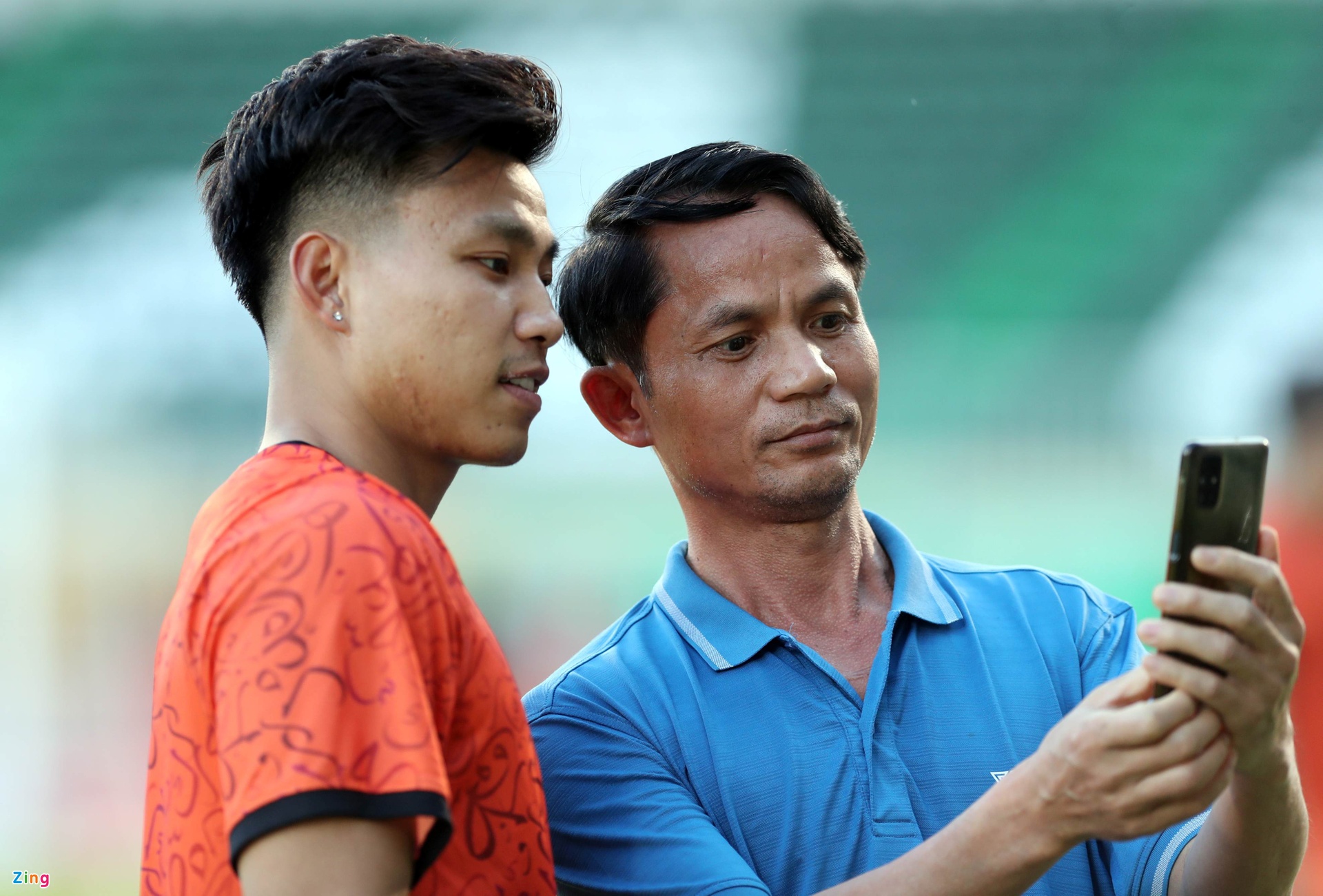 Một số người hâm mộ đến sân theo dõi muốn chụp hình cùng cầu thủ đã có nhiều năm ăn tập tại Gia Lai.