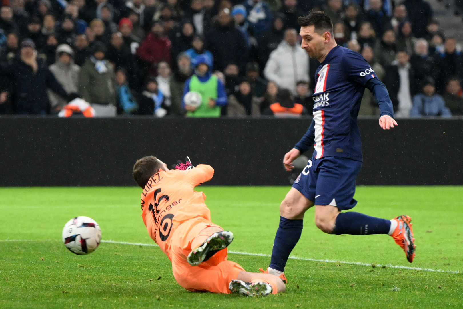 Messi có 700 bàn cho các CLB.