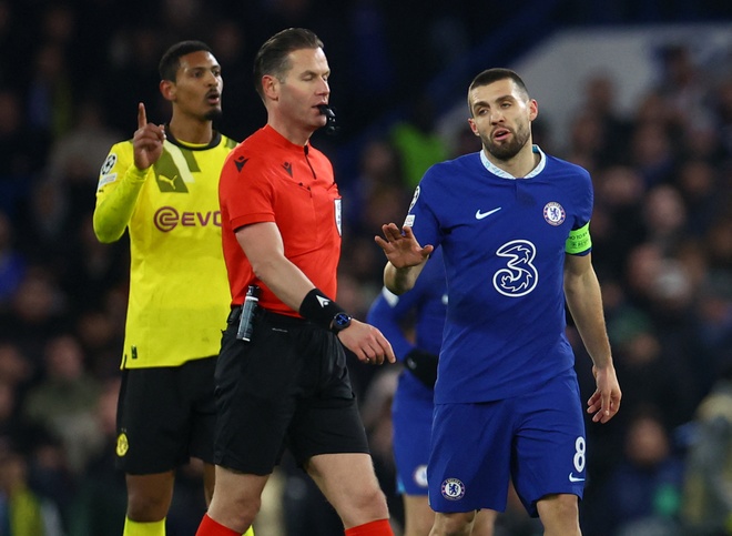 Việc trọng tài Danny Makkelie cho Chelsea thực hiện lại quả phạt đền ở phút 53 đã gây nhiều tranh cãi. Ảnh Reuters.