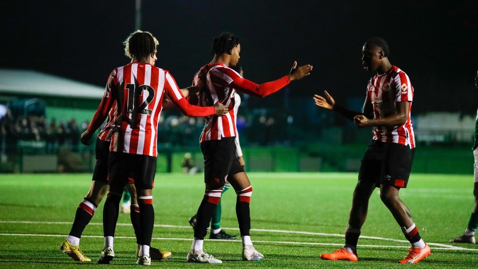 Brentford B có trận làm khách trên sân Silver Jubilee Park của Hendon thuộc tứ kết London Senior Cup. Đội trẻ của đại diện Premier League có khởi đầu thuận lợi với bàn mở tỷ số do công của J’Neil Bennett trên chấm 11 m trong hiệp một.