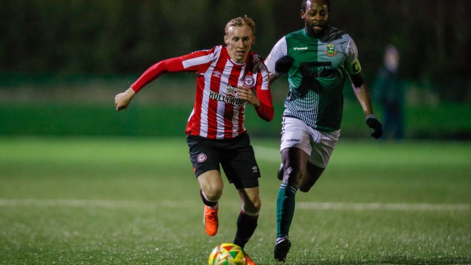 Sau giờ nghỉ, Hendon dồn lên ép sân và có bàn gỡ khi Niko Muir sút tung lưới Brentford B vào thời điểm giữa hiệp hai. Khi ấy, con trai của huyền thoại David Beckham, Romeo, được tung vào sân.