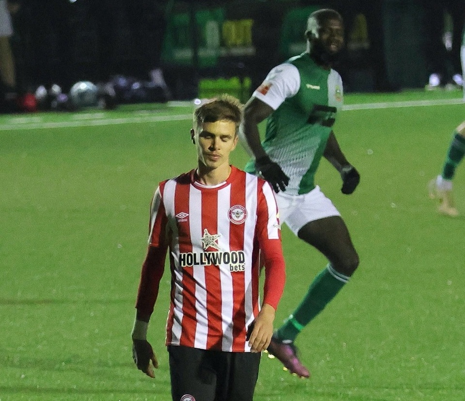 Tuy nhiên, sự có mặt của Romeo không thể giúp hàng công đội trẻ Brentford chơi khởi sắc hơn. Ngược lại, họ còn bị đối thủ liên tục gây sức ép.