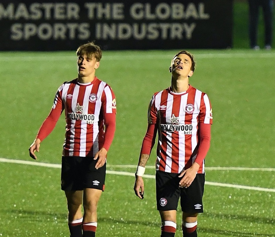 Những phút cuối đội bóng bán chuyên nghiệp ghi liền 2 bàn và loại Brentford B khỏi giải. Tiền đạo 20 tuổi ngồi dự bị và vào sân từ phút thứ 73 nhưng không đóng góp được nhiều.