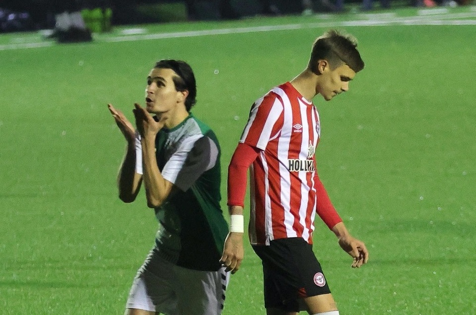 Thậm chí Romeo còn bị số ít cổ động viên có mặt tại sân Silver Jubilee Park chế giễu. Họ châm chọc cầu thủ này bằng câu hát: "Romeo Beckham, trận thua này tất cả là tại cậu".