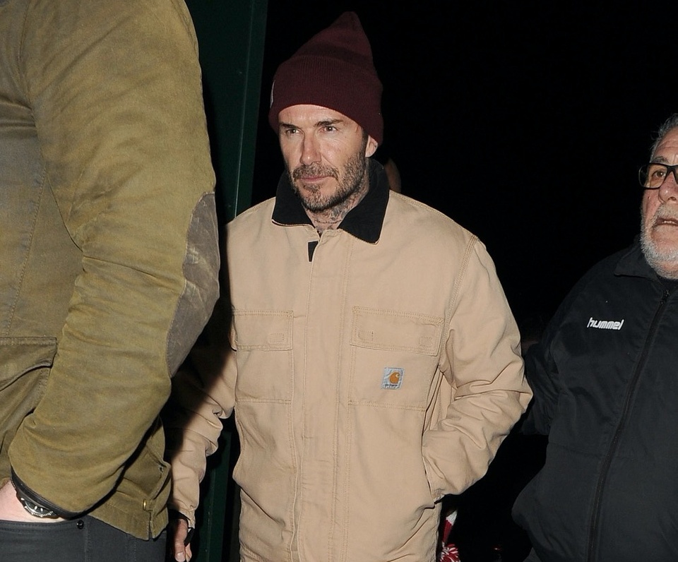 Tới cổ vũ con trai, David Beckham diện chiếc áo khoác dài, quần jeans và giày trắng. Tuy nhiên, ngay khi CLB Brentford B bị thủng lưới bàn thứ 3, cựu tiền vệ MU lập tức đứng dậy ra về.