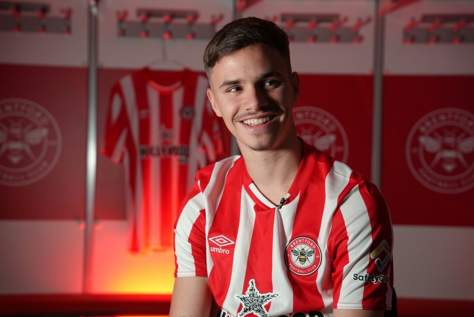 Ở kỳ chuyển nhượng tháng 1 năm nay, con trai thứ hai nhà Beckham gia nhập đội B Brentford theo dạng cho mượn đến hết mùa từ Inter Miami. Trong quá khứ, Romeo từng ăn tập tại học viện của Arsenal nhưng bị cắt hợp đồng vào năm 2015.