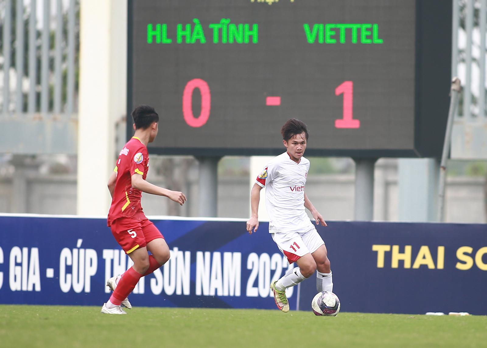 Bàn thắng sớm giúp tinh thần của Viettel lên rất cao. Đội bóng áo lính chiếm hoàn toàn thế trận, tạo ra nhiều cơ hội nguy hiểm.