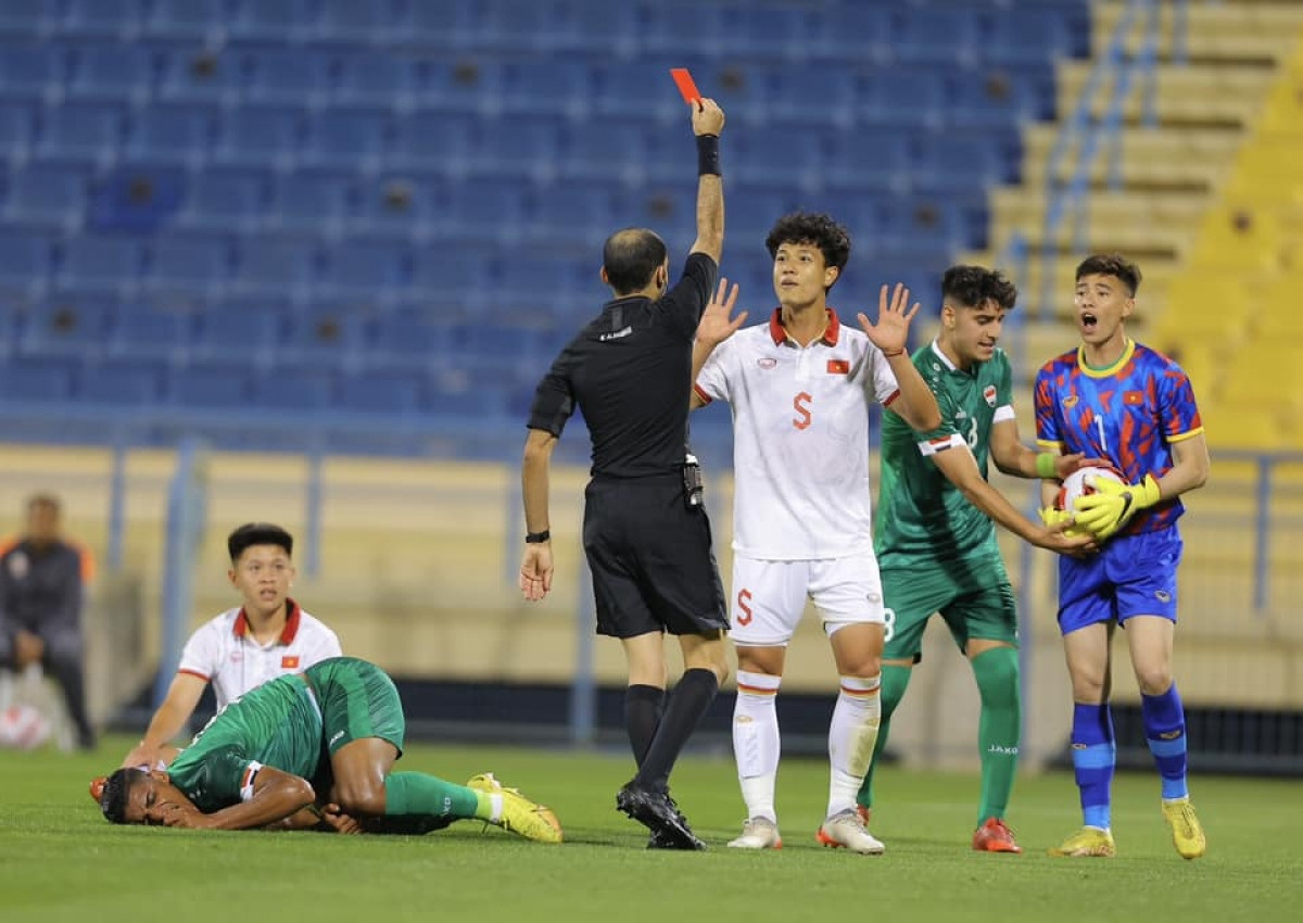 Tấm thẻ đỏ khiến U23 Việt Nam không còn là chính mình.