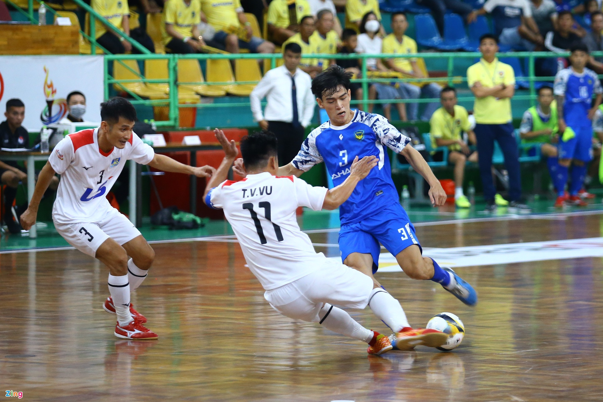 Ở vòng 2 giải futsal vô địch quốc gia, CLB Thái Sơn Nam (áo trắng) làm khách của Sahako tại nhà thi đấu Lãnh Binh Thăng (TP.HCM). Đây là cặp đấu được ví là "Siêu kinh điển" khi hai đội bóng này là đương kim á quân và vô địch của futsal Việt Nam. Hai bên cũng sở hữu nhiều tuyển thủ quốc gia trong đội hình.