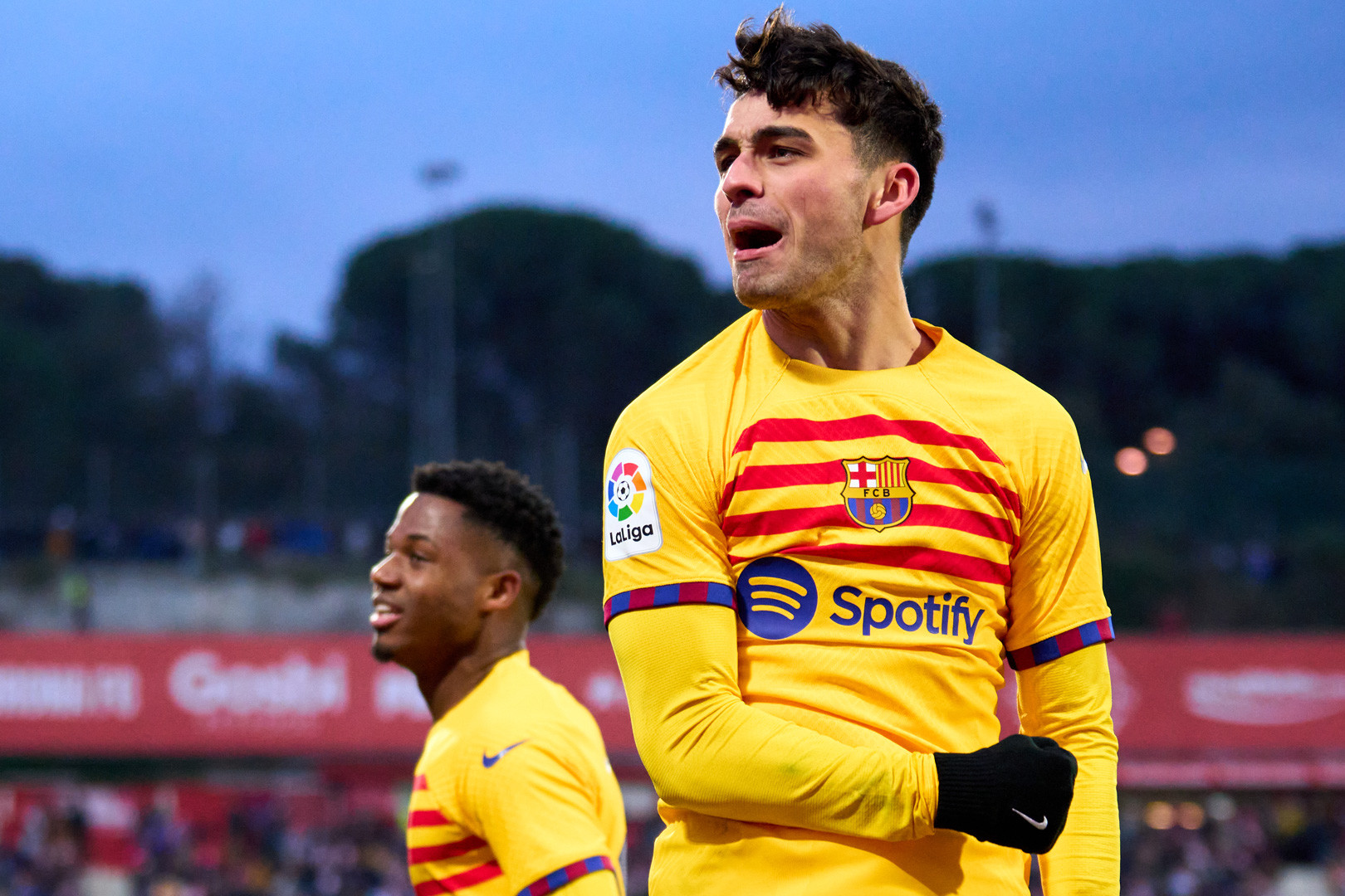 6. Pedri. Pedri được xem là người thừa kế vị trí để lại của huyền thoại Andres Iniesta. Cầu thủ trẻ người Tây Ban Nha sở hữu lối chơi giàu tính sáng tạo, nhãn quan chiến thuật sắc sảo. Một tiền vệ kiến thiết giàu triển vọng của Barcelona.