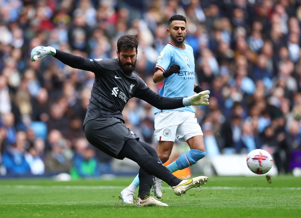Alisson Becker của Liverpool giữ sạch lưới 11 trận từ đầu mùa 2022/23. Phong độ kém của hàng thủ "The Kop" khiến đội để thủng lưới đến 33 bàn sau 28 trận.