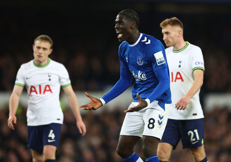 Amadou Onana (Everton sang Arsenal): HLV Mikel Arteta ấn tượng mạnh với màn thể hiện của Onana trong trận gặp Arsenal cách đây không lâu. Báo chí xứ sương mù đưa tin "Pháo thủ" đang muốn chiêu mộ cầu thủ sinh năm 2001, sau thất bại trong thương vụ Moises Caicedo. Tuy nhiên, mức giá để sở hữu tiền vệ người Senegal sẽ không rẻ, bởi anh còn hợp đồng với "The Toffees" đến năm 2027. Ngoài ra, Chelsea cũng muốn có sự phục vụ của cầu thủ 22 tuổi.