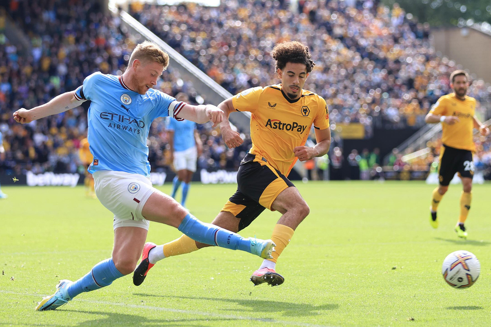 2. Kevin de Bruyne. Ngôi sao người Bỉ được xem là nhạc trưởng tuyến giữa Man City với khả năng sáng tạo, những đường chuyền sắc như dao cạo. De Bruyne có 100 kiến tạo tại EPL.