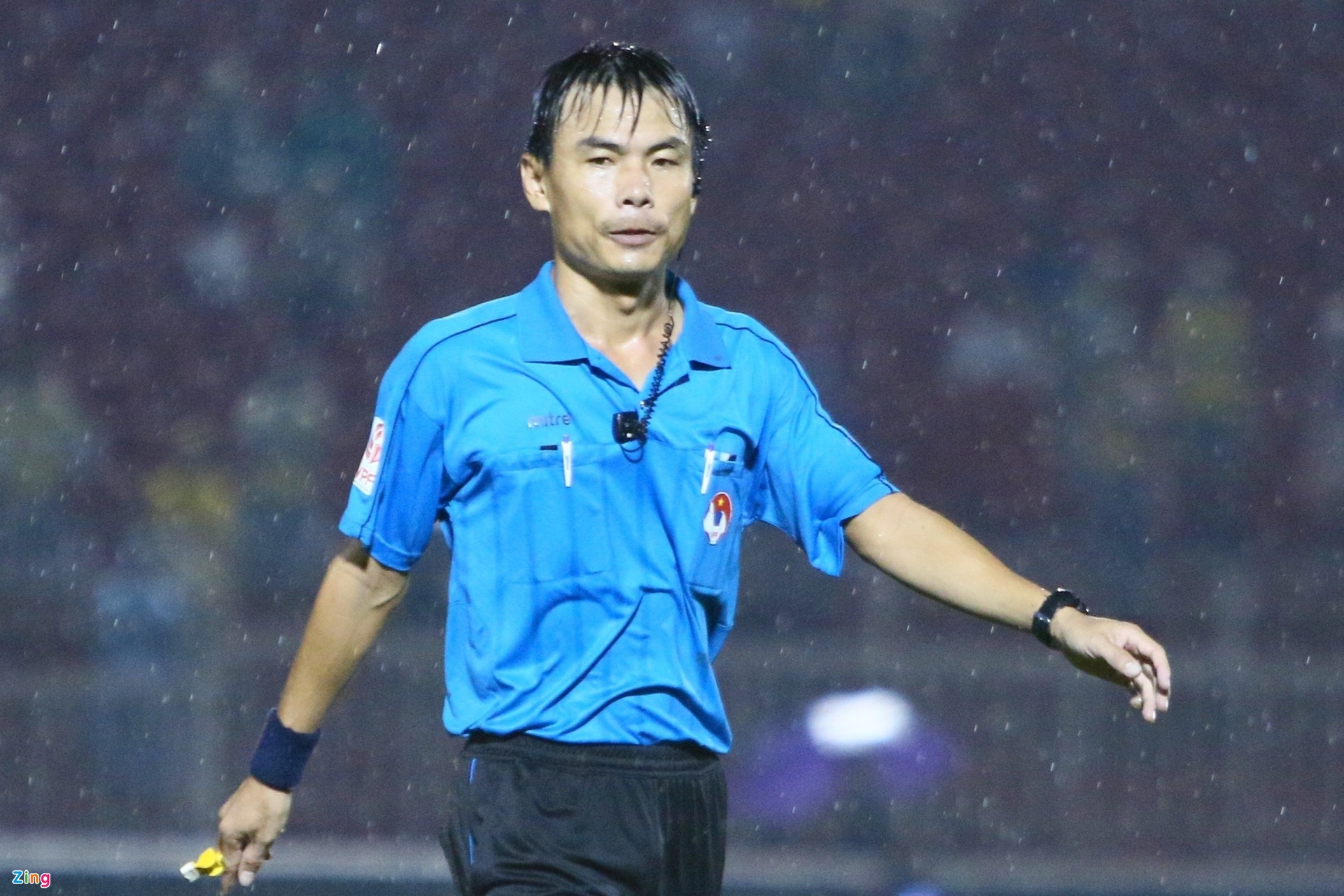 Trọng tài Trương Hồng Vũ là một trong những nhân vật gây tranh cãi sau khi cho CLB Nam Định hưởng phạt đền trong cuộc đối đầu Khánh Hòa ở vòng 5 V-League 2023. Ảnh: Quang Thịnh.