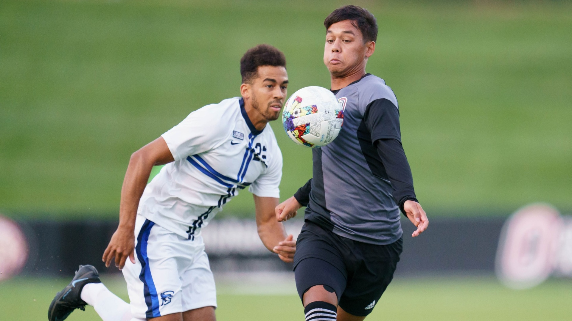 Theo Klein (bên phải) đang chơi bóng tại Mỹ.