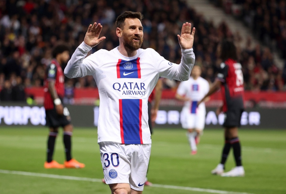 Vì vấn đề tài chính, ban lãnh đạo PSG xác định không gia hạn hợp đồng cho Lionel Messi. Siêu sao người Argentina có 2 lựa chọn là giảm lương để trở lại Barca, hoặc gia nhập các giải Saudi Arabia, MLS để nhận mức lương khổng lồ. Theo Marca, Messi vẫn muốn chơi bóng đỉnh cao, nên sẽ tìm cách đàm phán với Barca.