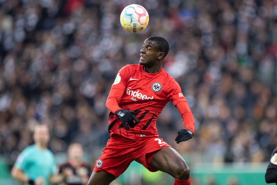 Evan N'Dicka nhận sự quan tâm từ Arsenal, Barca và Liverpool, do đó từ chối hợp đồng mới của Frankfurt. Với chiều cao 1,92 m cùng lối chơi quyết liệt, trung vệ sinh năm 1999 được đánh giá hợp môi trường Premier League.